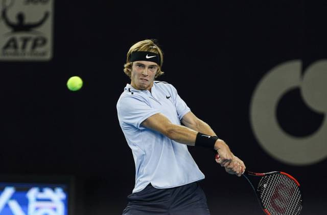  卢布列夫五盘鏖战险胜，晋级大师赛决赛