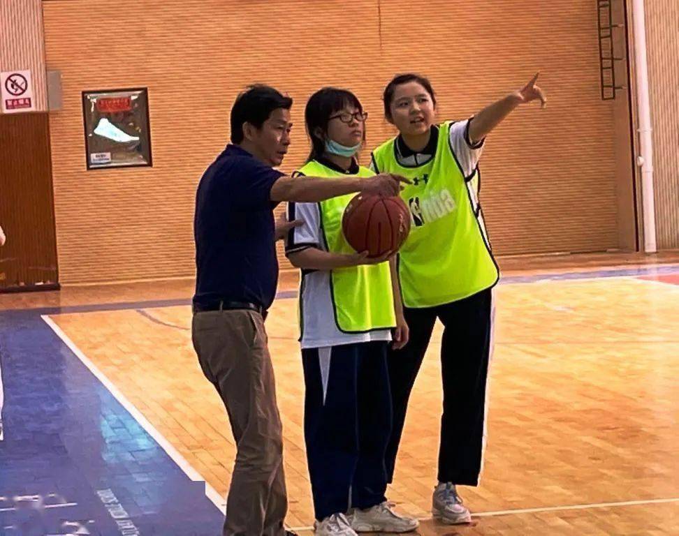  篮球技巧挑战赛，花式运球展现个人风采