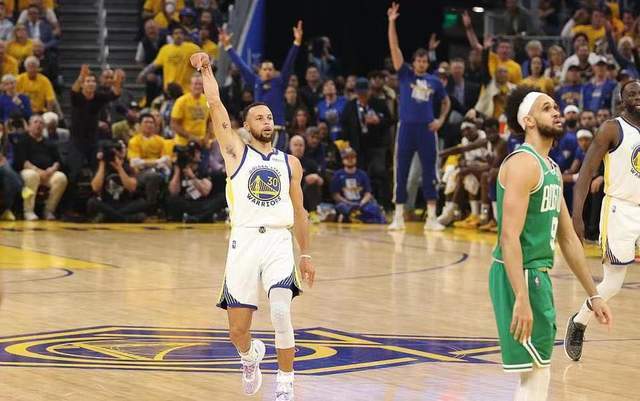  勇士库里三分如雨浇灭火箭反击