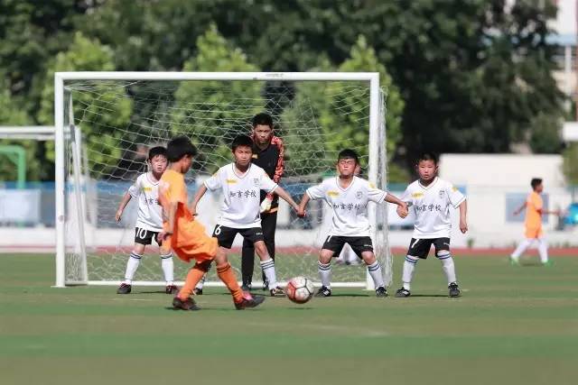  校园足球联赛开幕，青春激情点燃绿茵  