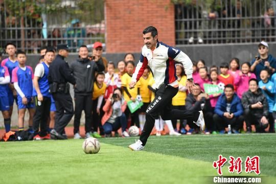  公益足球进校园，明星球员亲自授课