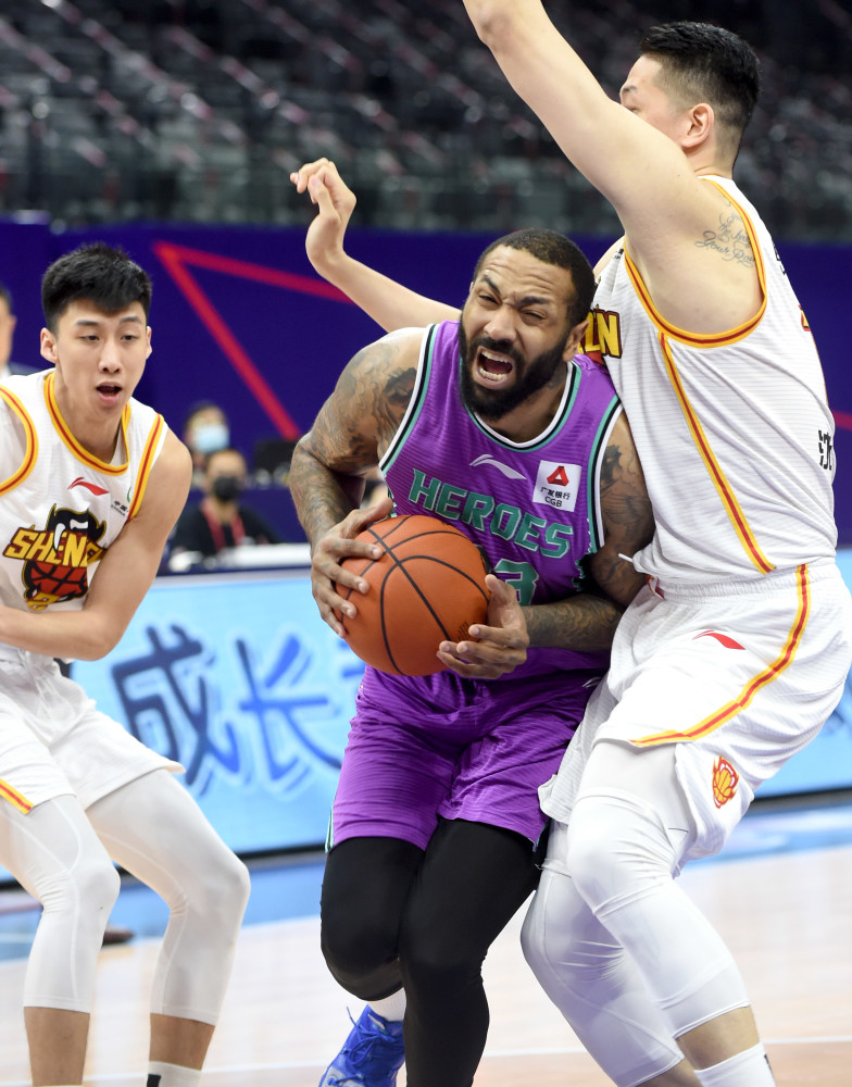 深圳马可波罗失误连连,不敌山东高速男篮