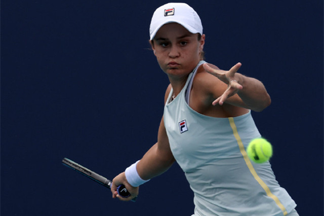  万卓索娃黑马之路不止，迈阿密站连克强手