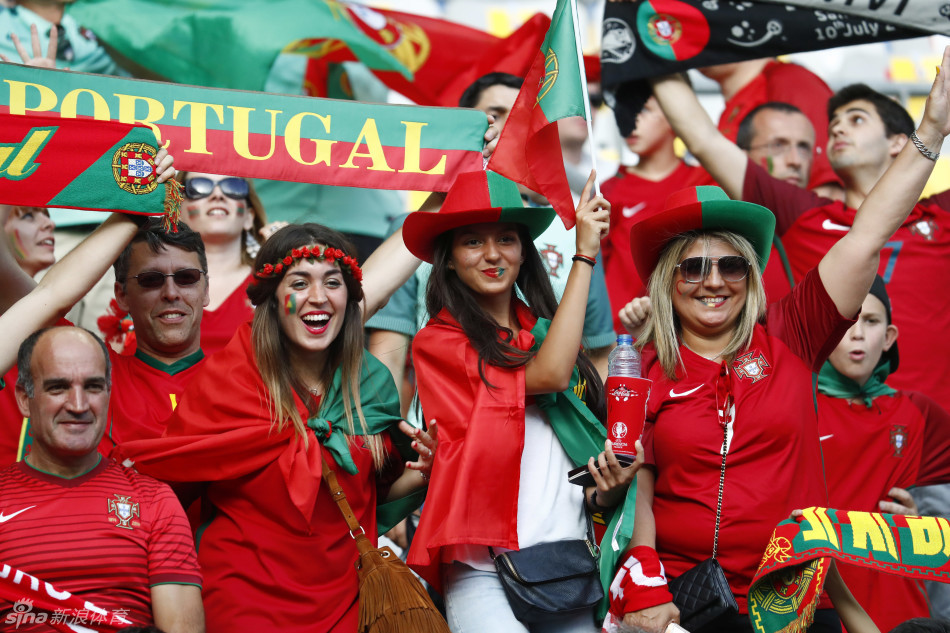  球迷助威声震天，主场氛围助力球队