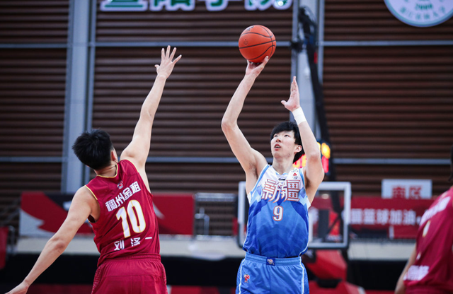  双塔组合发威，内线统治力无人能挡