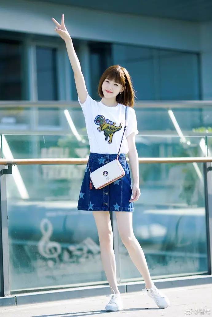  电竞女神飒爽英姿征服赛场内外