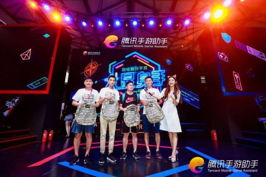  电竞解说激情澎湃点燃观赛热情