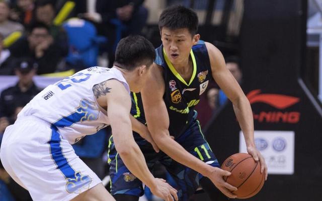  外援双塔统治内线，客队篮板优势显威力